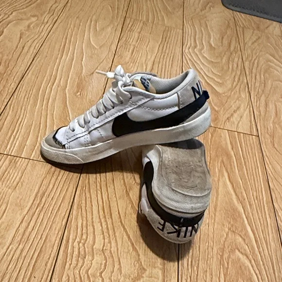 Nike Men’s Blazer Low 77’ White and Black Sneakers - Picture 4 of 6